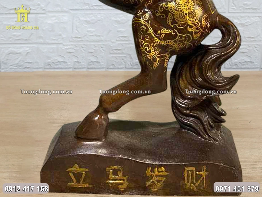 Phần chân đế chạm khắc chữ Hán mang ý nghĩa chúc phát tài lộc nhanh chóng